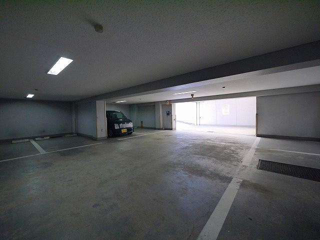 奈良西ビルの駐車場