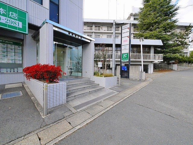 奈良西ビルのエントランス