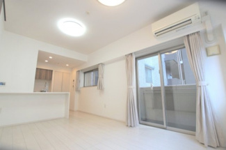 【外観】 | 【 Living　room 】
木の暖かさを感じられ、団欒とした生活を送ることができるリビングルーム。気持ちのいい日の光の下、ゆっくりとしたくつろげる時間を楽しみませんか？