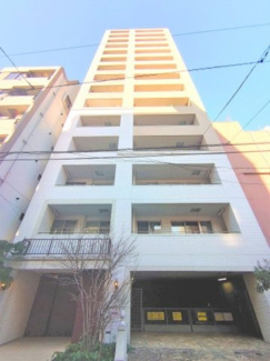 【外観】 | 【 Appearance 】
存在感のある建物は、居住者の拠点としてずっと価値を持ち続ける。今もそこでじっと佇み、居住者の安全や安心を守ってくれています。