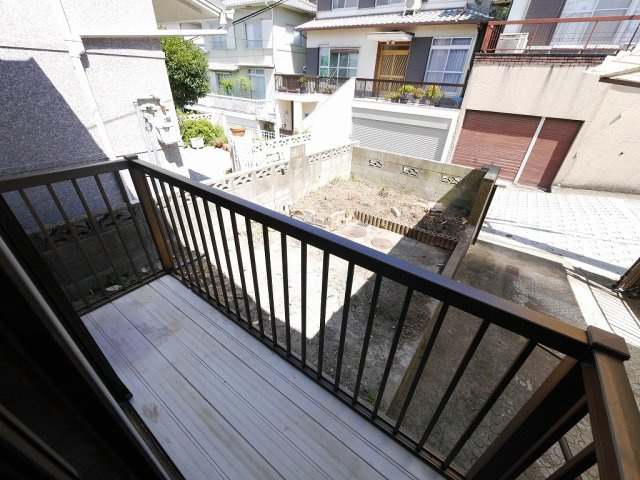 鈴蘭台東町２丁目戸建のバルコニー|暖かな日差しのふりそそぐバルコニー