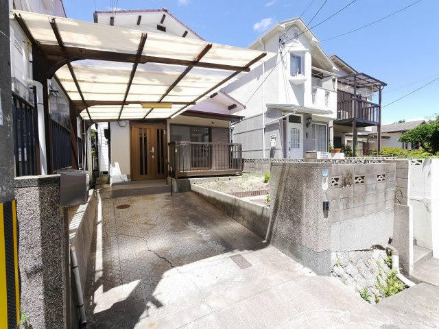 鈴蘭台東町２丁目戸建の駐車場