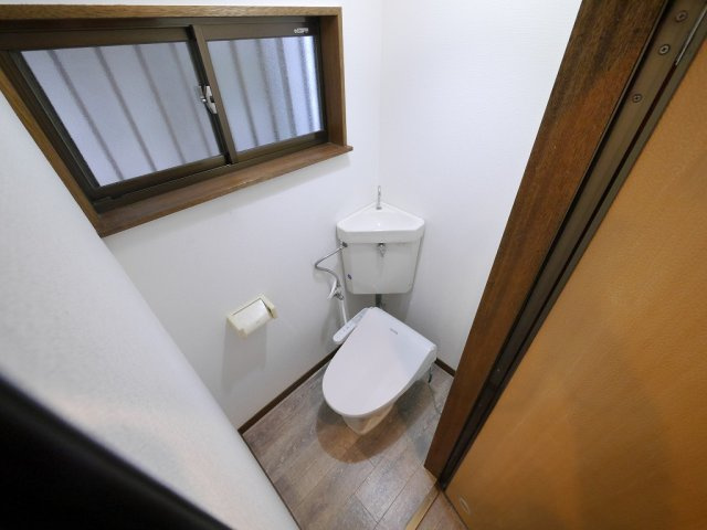鈴蘭台東町２丁目戸建のトイレ|清潔感のあるトイレです