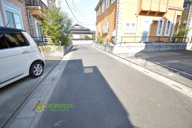 上尾市小泉4丁目　中古一戸建ての前面道路含む現地写真