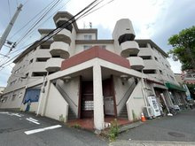 【外観】 | 爽やかな青空の下に贅沢なほどに降り注ぐ陽光、豊かな居住性と、クオリティが見事に調和した住空間は、喜びを感じさせてくれます♪