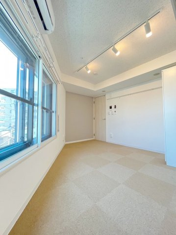 「防音マンション」ラシクラス東高円寺の寝室|Bluetooth仕様のスピーカーも付いています。接続すればすぐにでも使用可能です。右上は24時間稼働の換気口です。