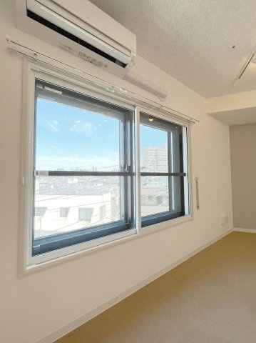 「防音マンション」ラシクラス東高円寺の設備|2重ならぬ3重サッシの窓です。防音対策はばっちりです