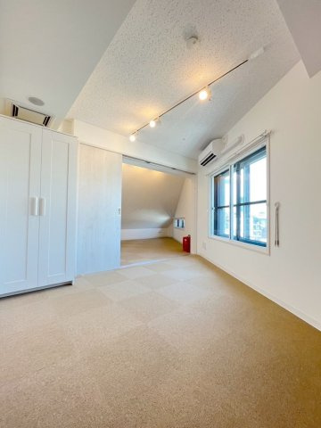 「防音マンション」ラシクラス東高円寺の居間・リビング|居室は防音床、防音壁、防音天井となっており、コンクリートの厚みは１８０㎜と、まさに楽器を演奏するためにつくられた24時間楽器演奏可能の防音室です