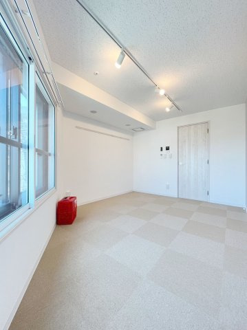 「防音マンション」ラシクラス東高円寺の洋室|Bluetooth仕様のスピーカーも付いています。接続すればすぐにでも使用可能です。右上は24時間稼働の換気口です。