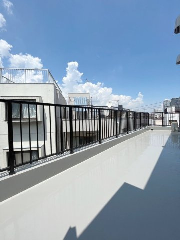 「防音マンション」ラシクラス東高円寺のバルコニー|401号室はルーフバルコニー付き