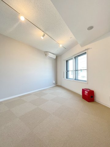 「防音マンション」ラシクラス東高円寺の居間・リビング|居室は防音床、防音壁、防音天井となっており、コンクリートの厚みは１８０㎜と、まさに楽器を演奏するためにつくられた24時間楽器演奏可能の防音室です