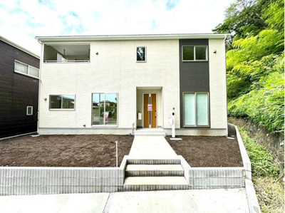 【外観】 | ◆敷地５３坪！広々と暮らせるゆとりある住まい◆車２台可／お庭／藤沢市大庭 | ゆとりの土地！約54坪、車が2台停められるうえに・・ひろ～いお庭も付いてくる！BBQやガーデニングが楽しめる素敵な住まい♪