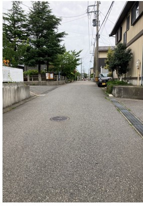東区宝町　中古戸建の前面道路含む現地写真