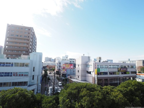 稲毛海岸駅に向かって1番手前の棟です。海浜幕張の街も臨めます。