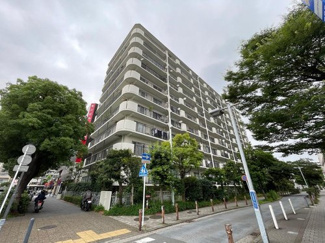 【外観】 | 爽やかな青空の下に贅沢なほどに降り注ぐ陽光、豊かな居住性と、クオリティが見事に調和した住空間は、喜びを感じさせてくれます♪