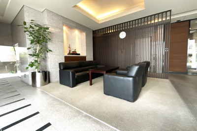 【エントランス】 | セントレジデンス宇治橋通 | お洒落で落ち着いたエントランスには《ソファースペース》があり、マンション居住者の待ち合わせ場所としてや、業者さんとの打ち合わせなどに便利です。