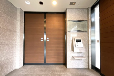 【その他共用部分】 | セントレジデンス宇治橋通 | 《オートロック機能》や《防犯センサー》で日々の暮らしが守られます。特に、小さいお子様や女性の方は安心ですね。