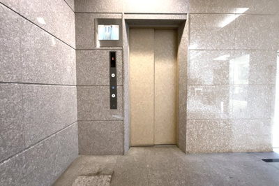 【その他共用部分】 | セントレジデンス宇治橋通 | 《防犯カメラ付きエレベーター》防犯カメラがあり特に小さいお子様や女性は安心して利用出来ます。