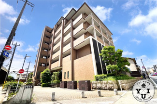 【外観】 | 人気のJR『宇治駅』から、徒歩3分に所在するマンション【セントレジデンス宇治橋通】は、京阪『宇治駅』にも徒歩7分でアクセスできます。通勤・通学に大変便利なマンションです。