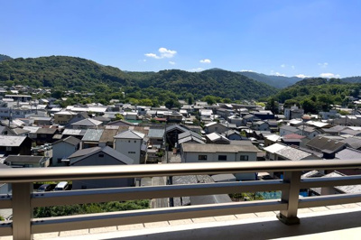 【展望】 | セントレジデンス宇治橋通 | 生活便利でありながら世界遺産『平等院』が近くにある贅沢な立地です。毎年6月5日の《縣祭り》では、マンション前の通りに出店が立ち並びます。