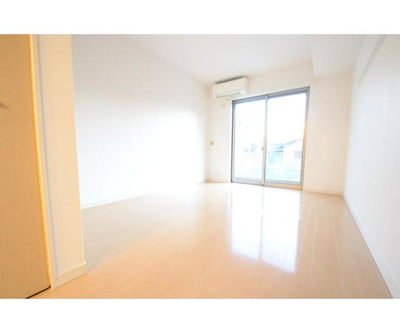 【居間・リビング】 | フォレストメゾン八尾 | こちらの居間で趣味の時間をお楽しみください