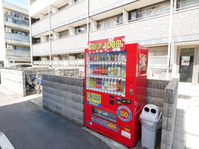 【その他共用部分】 | フラッティ壬生坊城 | 敷地内に自販機あり
