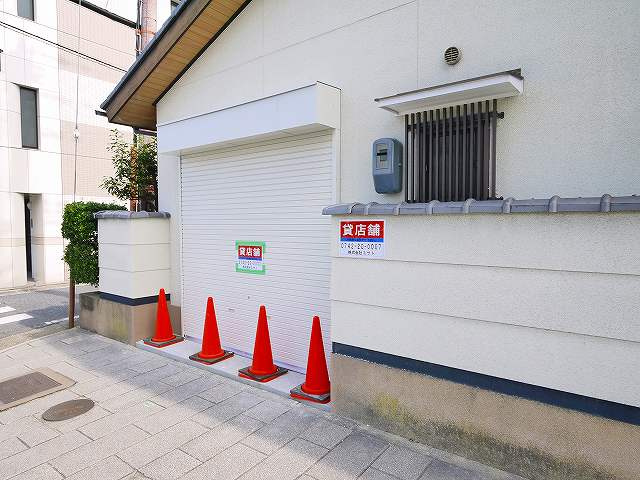 元興寺貸店舗の外観