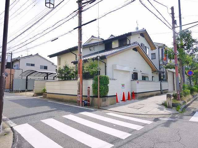 元興寺貸店舗の外観