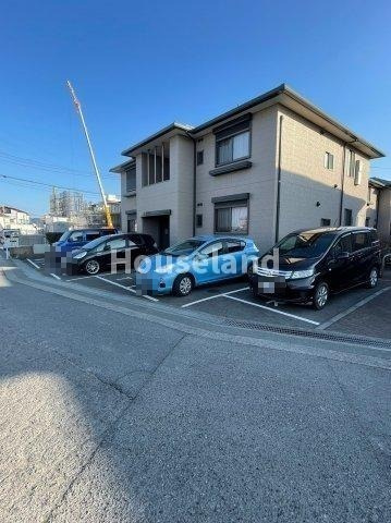 ディアス八重 D棟の駐車場
