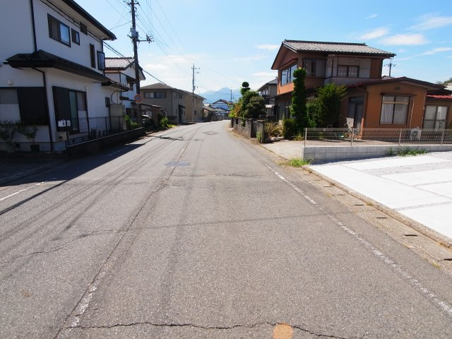 新築　KIS渋川市赤城町1期　3号棟の前面道路含む現地写真|現地写真　南東側接道幅員約7.9ｍ　北東側接道幅員約4.0ｍ