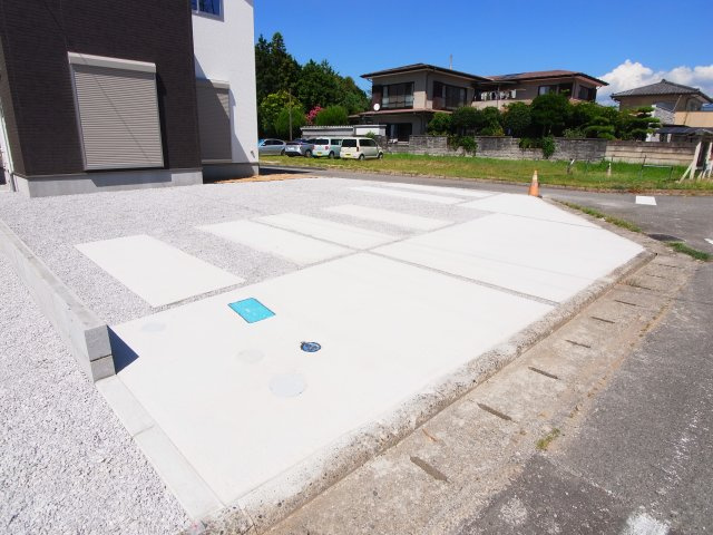 新築　KIS渋川市赤城町1期　3号棟の駐車場|現地写真　並列駐車２台置ける駐車場、もちろんコンクリート舗装です。