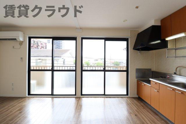 ファーストターフ鎌取Ａの居間・リビング|ゆったり過ごせる居間です