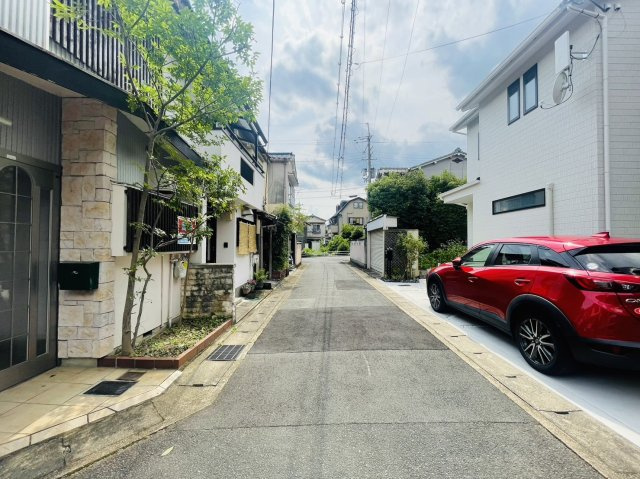 宇多野法安寺町の前面道路含む現地写真