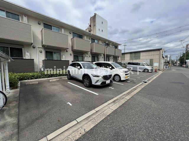 AXIAの駐車場