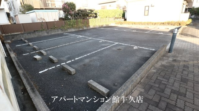 クレセント弐番館の駐車場