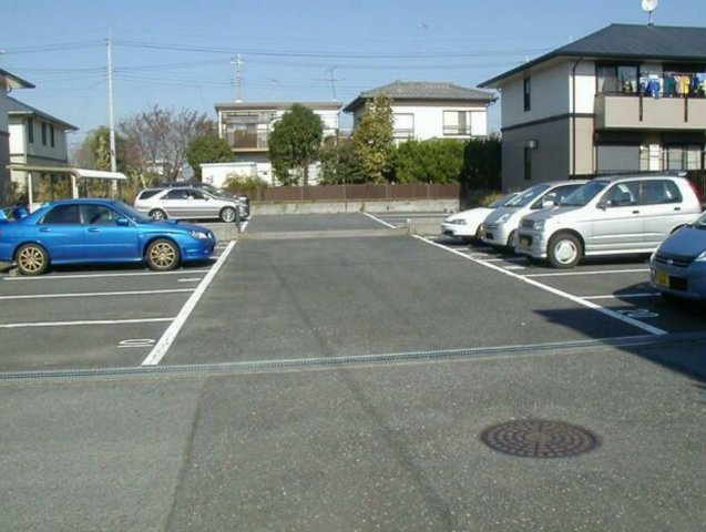 クレセント弐番館の駐車場