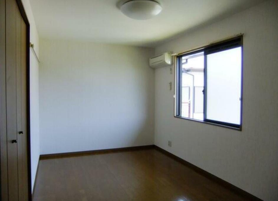 クレセント弐番館の居間・リビング