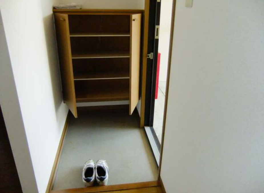 クレセント弐番館の玄関