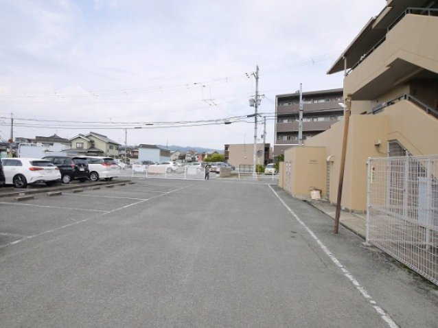 コート　コスモの駐車場|車をお持ちの方に嬉しい駐車場付きの物件です