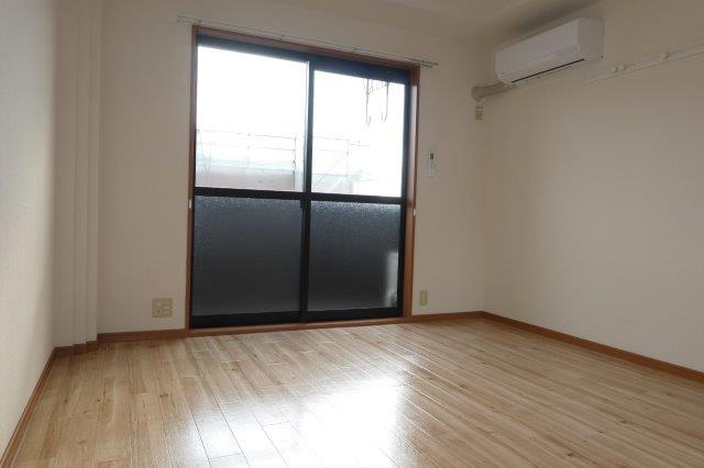 グリーンパレスⅢの居間・リビング|洋室