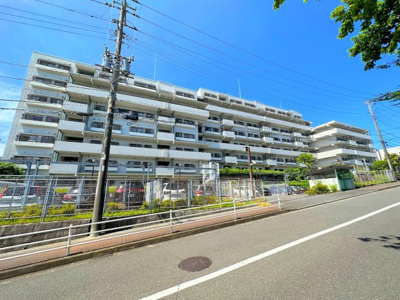 【外観】 | ◆◇ヒルズ南戸塚プリメゾン1号棟◇◆ | ◆堂々たる趣ながら、主張し過ぎずどこか余裕を感じさせるシャープなフォルムで佇む邸宅は、晴天の空と照らし合わせる事で、本来あるべき完成形の姿を見せてくれます。