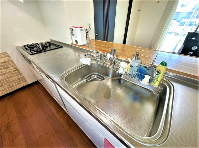 三郷市　新和5丁目　中古戸建のキッチン|キッチンでお料理をお楽しみください