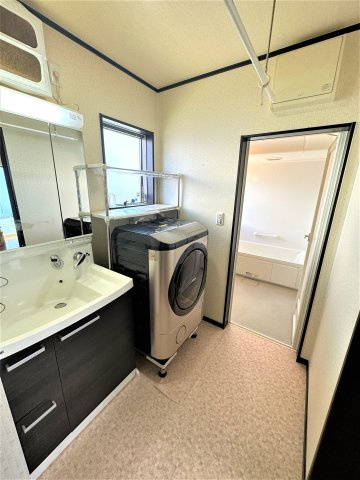 三郷市　新和5丁目　中古戸建のランドリースペース|便利な物干しも付いています