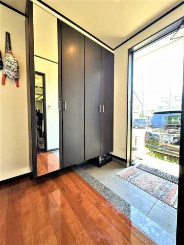 三郷市　新和5丁目　中古戸建の玄関|明るい玄関です