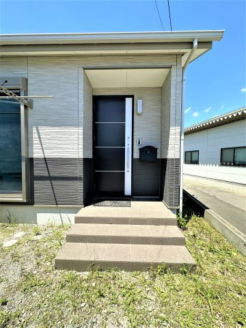 三郷市　新和5丁目　中古戸建の玄関|ゆったりとした玄関です