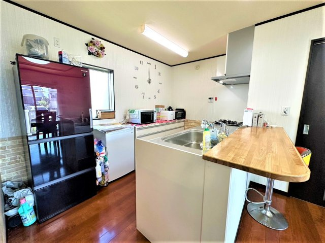 三郷市　新和5丁目　中古戸建の居間・リビング|家族の顔が見える対面キッチンです