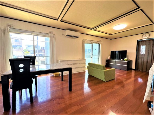 三郷市　新和5丁目　中古戸建の居間・リビング|使いやすいリビングです
