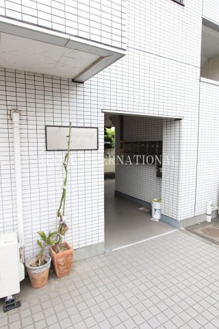 KYビルBのエントランス