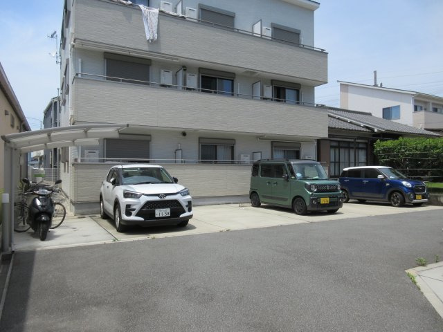 ウエスト魚住の駐車場