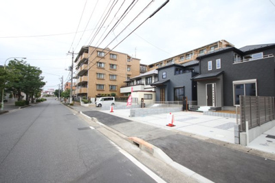【前面道路含む現地写真】 | 三郷市早稲田4丁目2期　2号棟 | 前面道路含む現地写真です